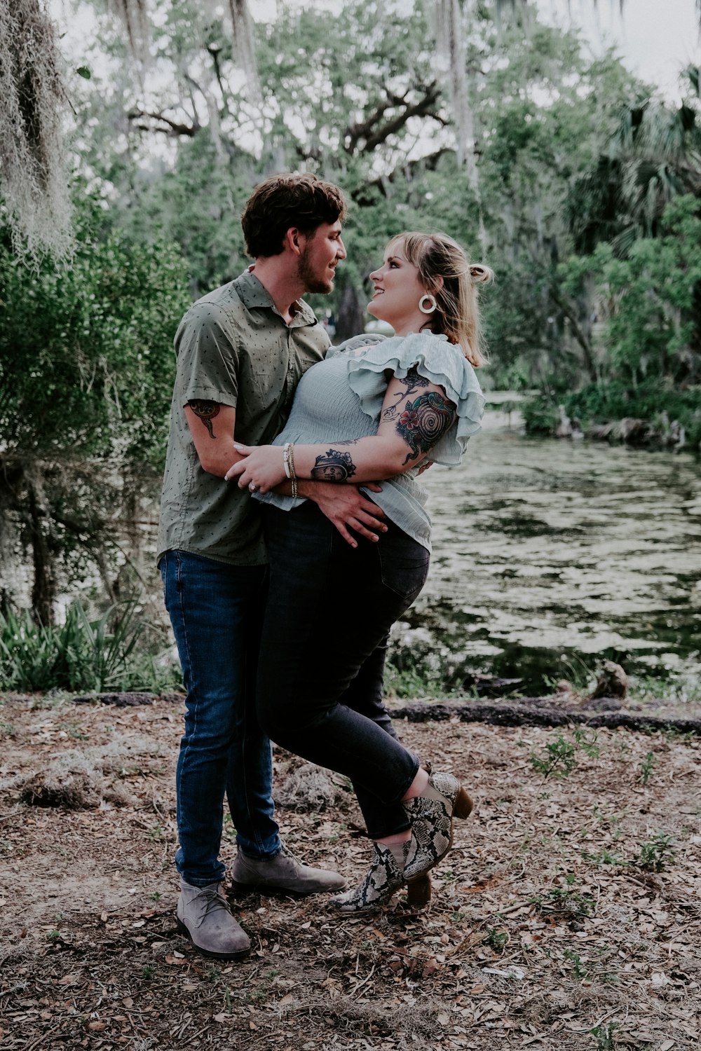 Man in gray shirt and blue denim jeans carrying woman in gray shirt photo –  Free Usa Image on Unsplash