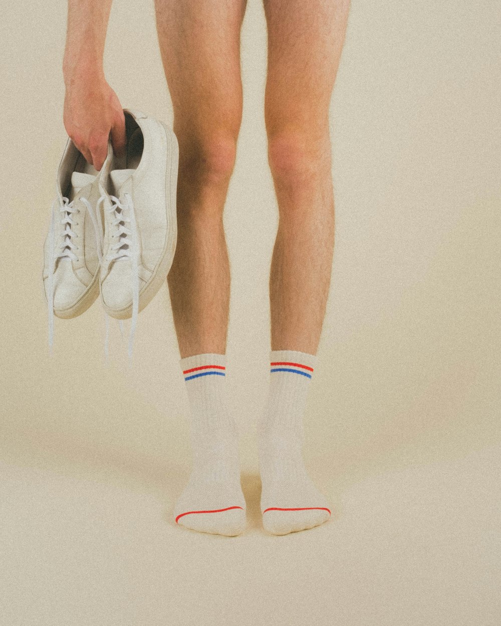 Foto de persona con calcetines nike blancos y zapatillas nike blancas –  Imagen gratuita Gris en Unsplash