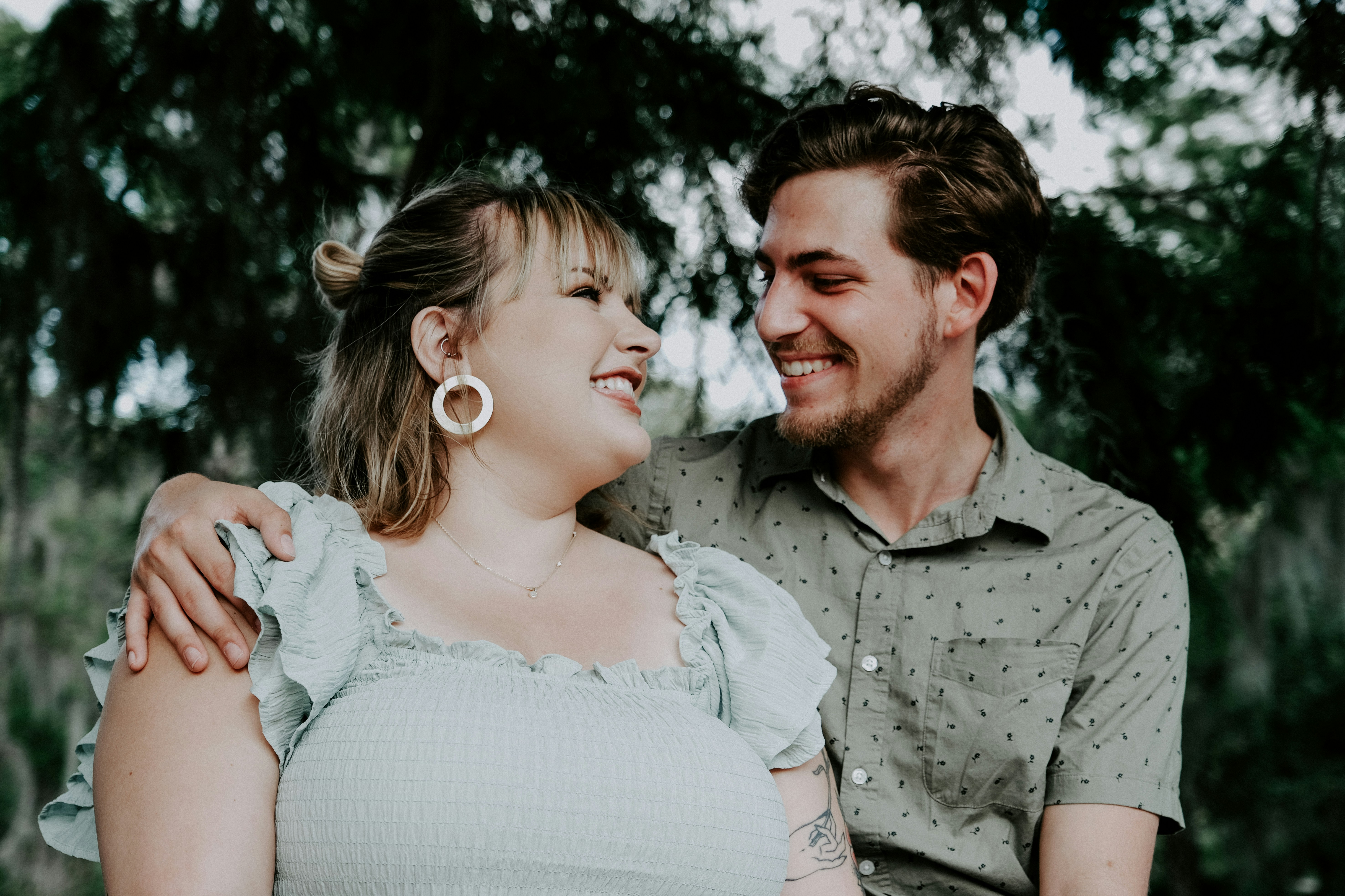 Human faces speak to us in a way that language cannot. Everyone recognize a smile, a frown, tears. Unsplash has the finest selection of people images on the web: high-def and curated for quality. Family, friends, men, women, Unsplash has photos for all.
