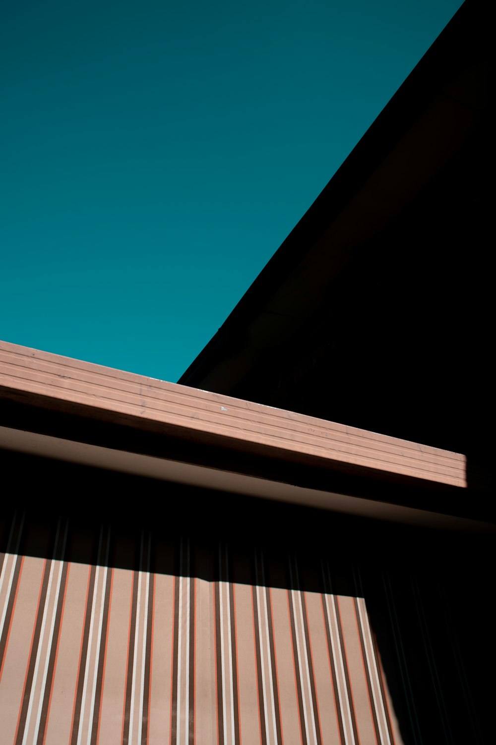 昼間の青空に映える茶色い木造屋根