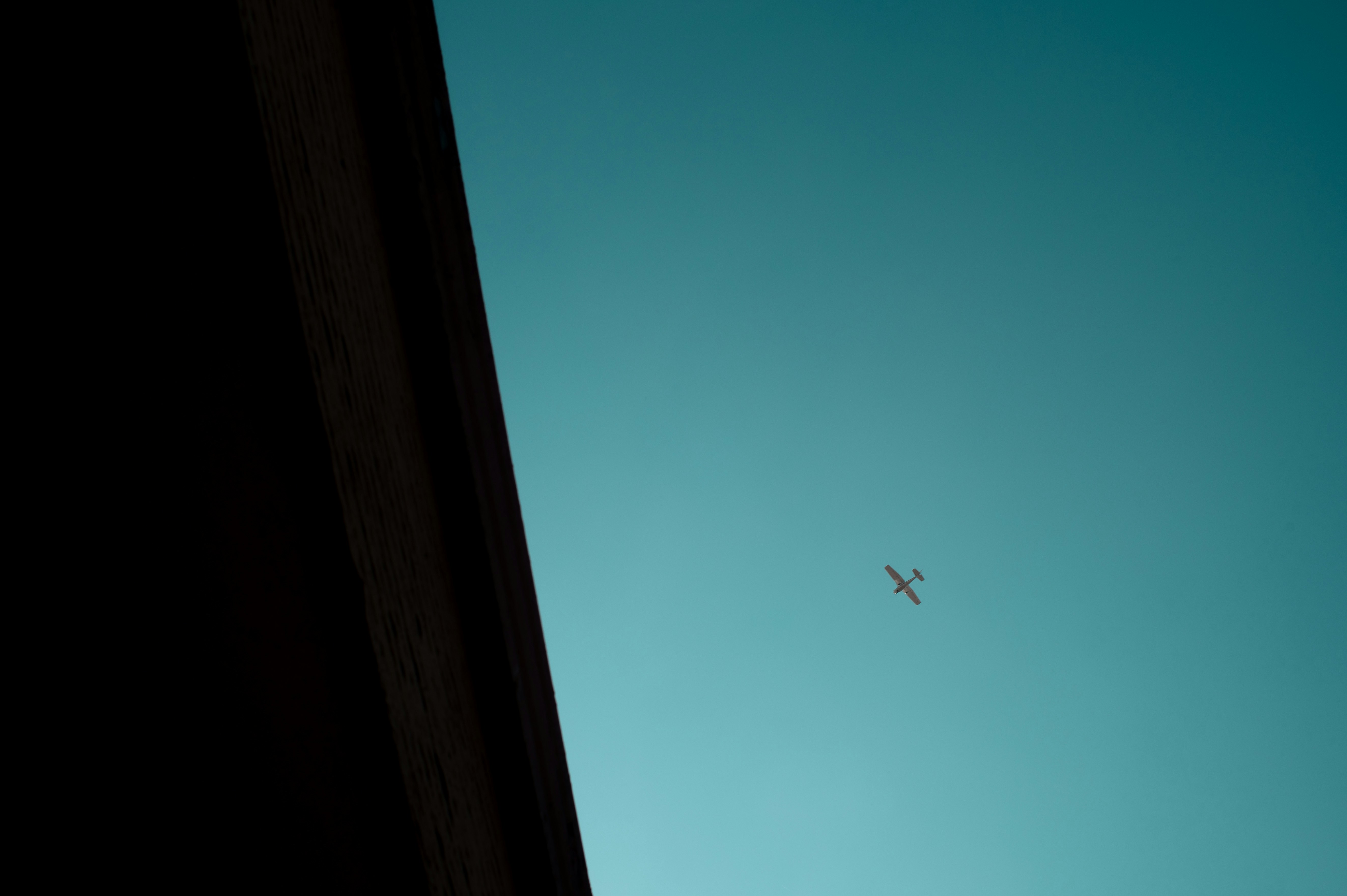airplane flying in the sky during daytime