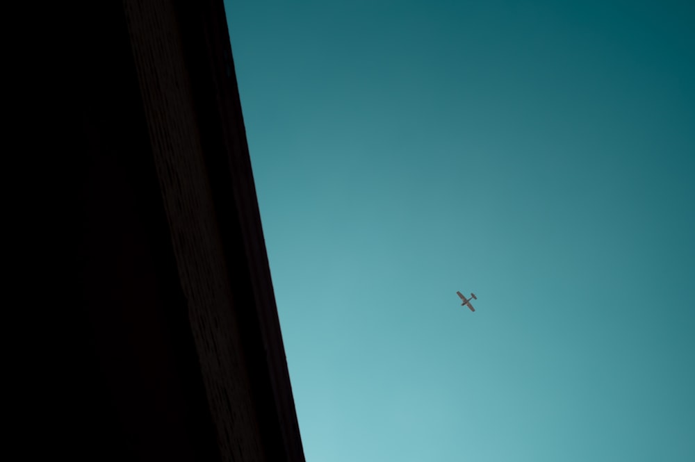 airplane flying in the sky during daytime