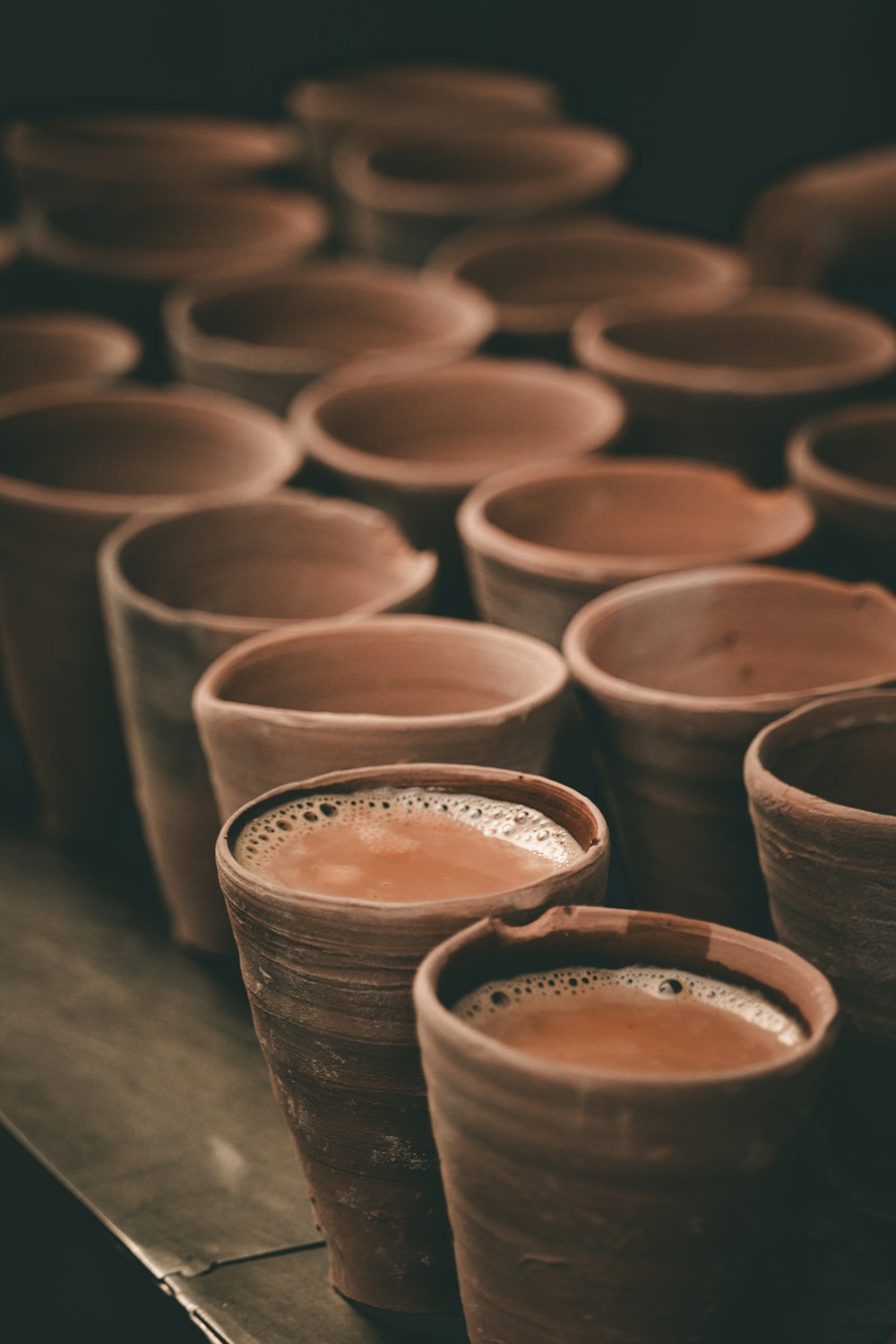 Pots en argile brun sur table en bois brun