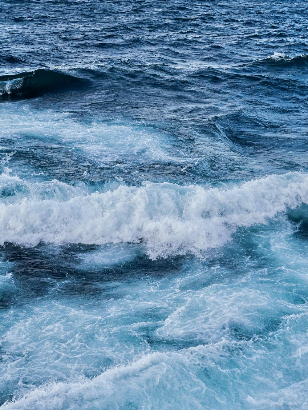 Barco blanco sobre las olas del mar durante el día