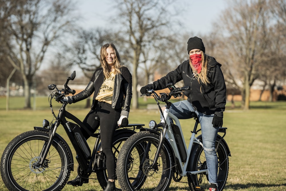 hombre y mujer montando en bicicleta durante el día