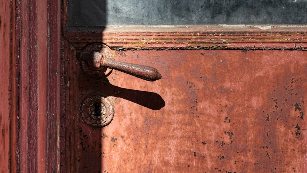 Puerta de madera marrón con palanca de puerta de acero gris