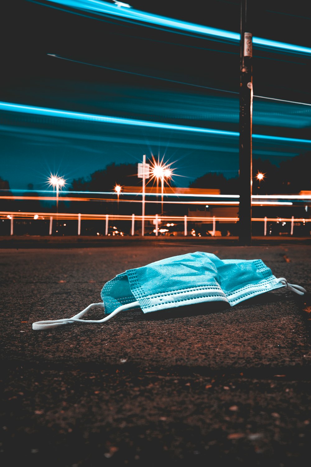 blauer Regenschirm auf grauem Sand während der Nacht