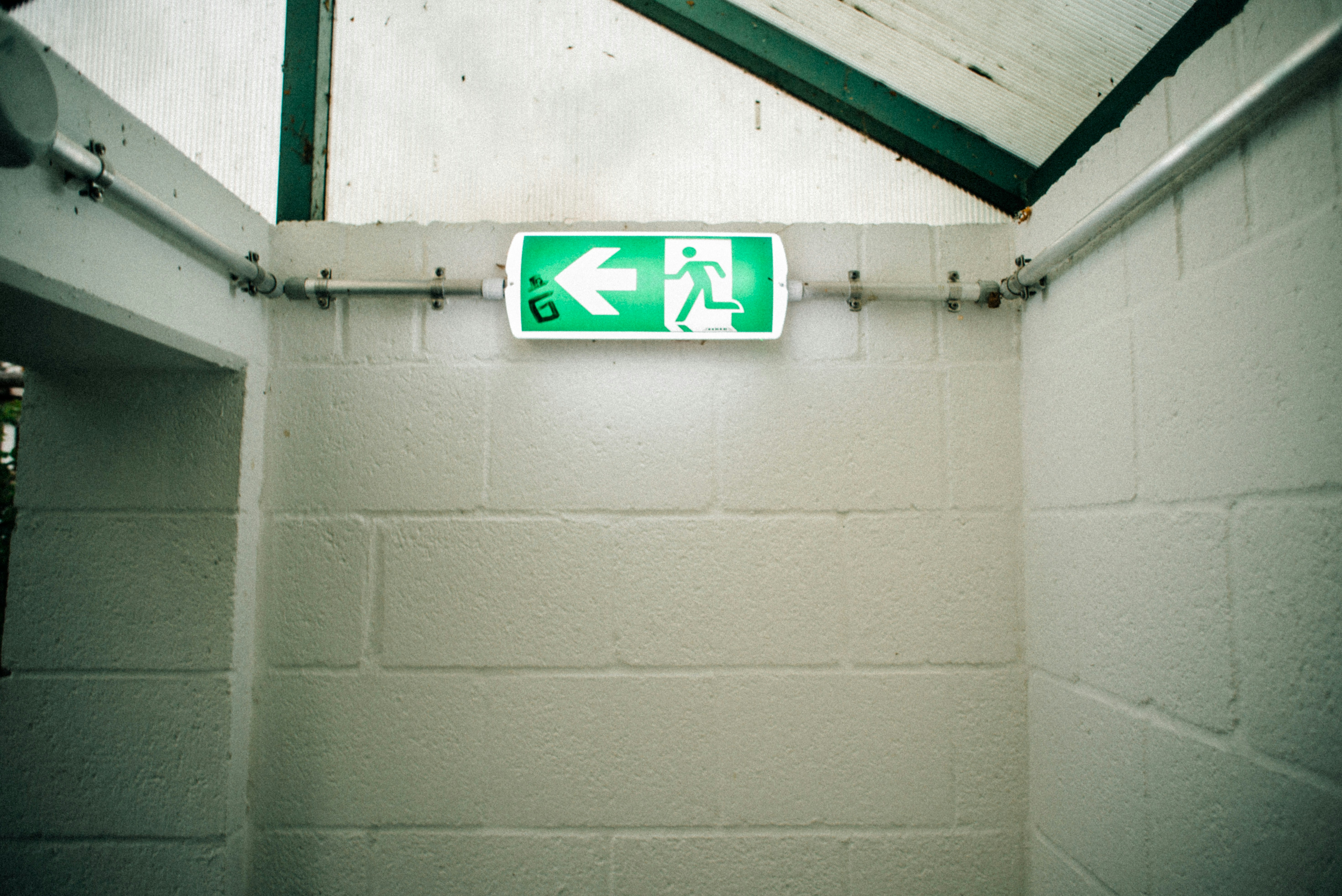 Illustration of the baby sign for 'help'.