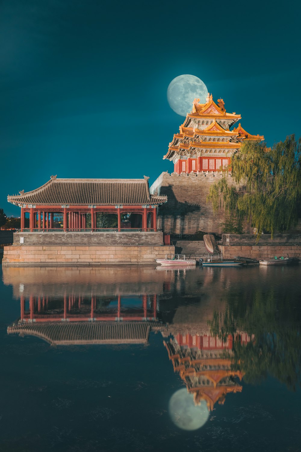 Temple rouge et brun près du plan d’eau pendant la journée