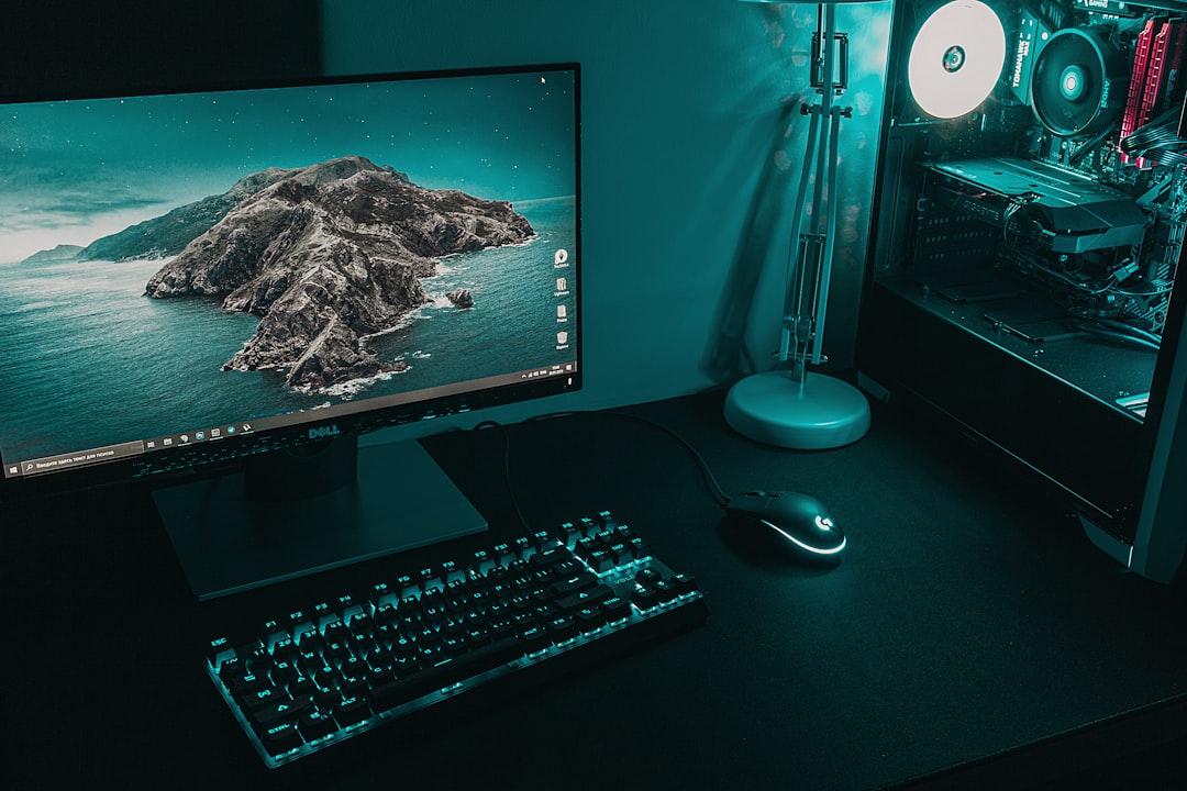 ミニPCとモニターが並ぶ省スペース作業環境