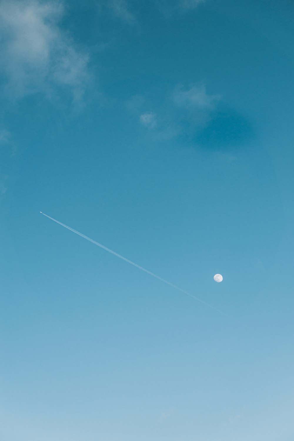 céu azul com nuvens brancas durante o dia