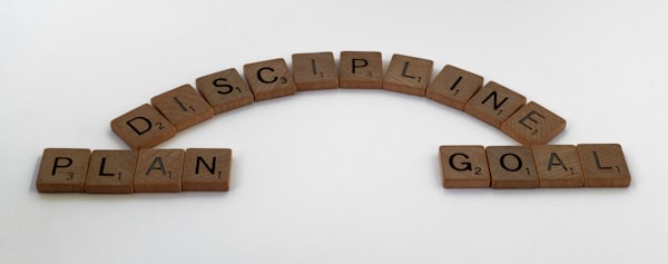 Scrabble tiles that spell out: plan, discipline, and goal