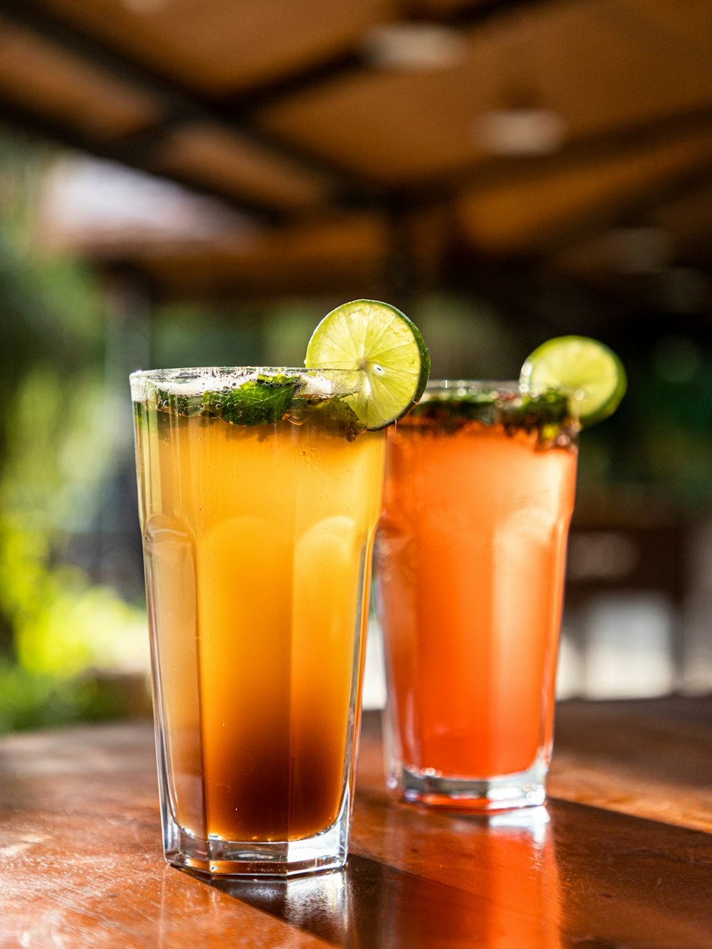 klares Trinkglas mit Orangensaft