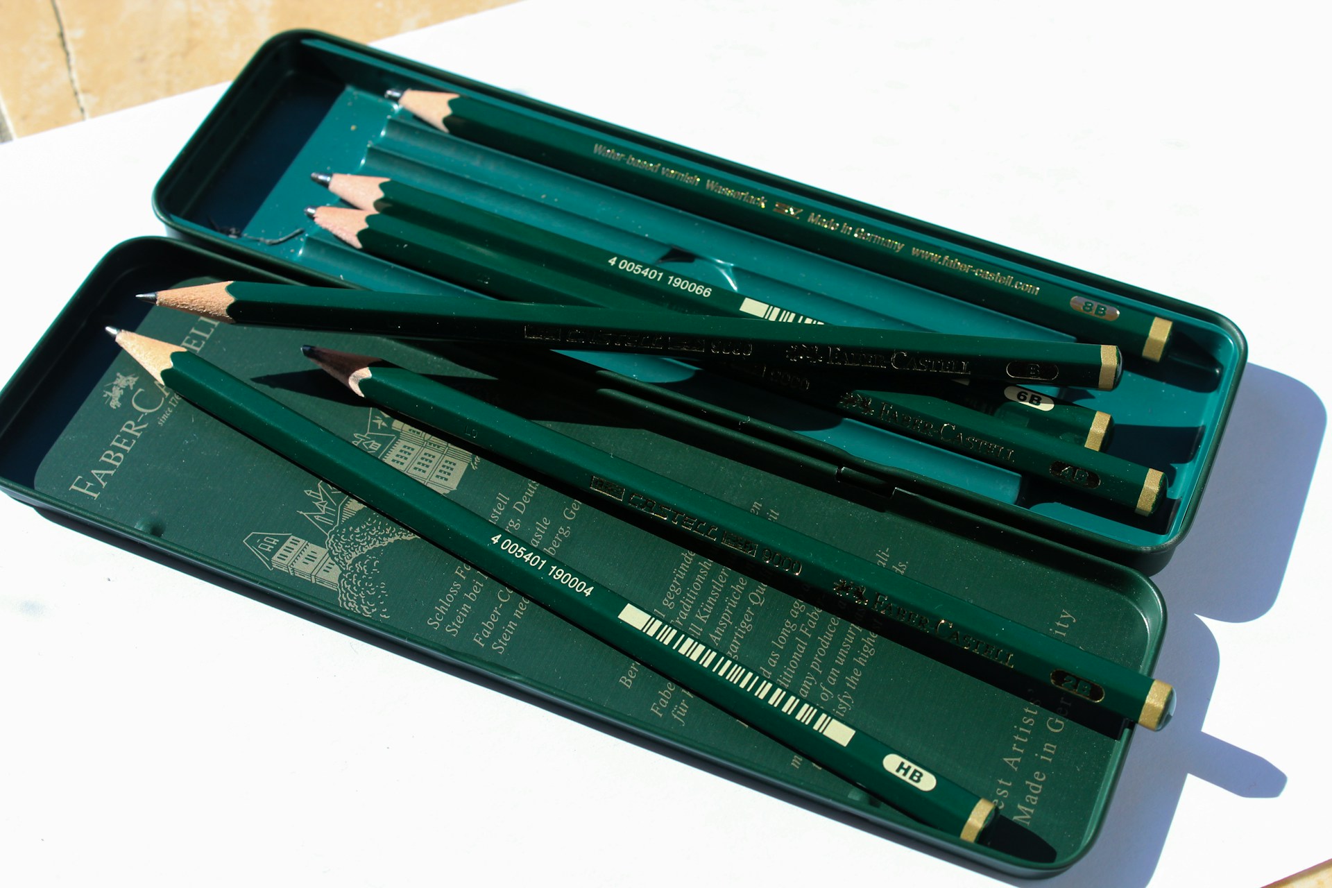green and black pencil set
