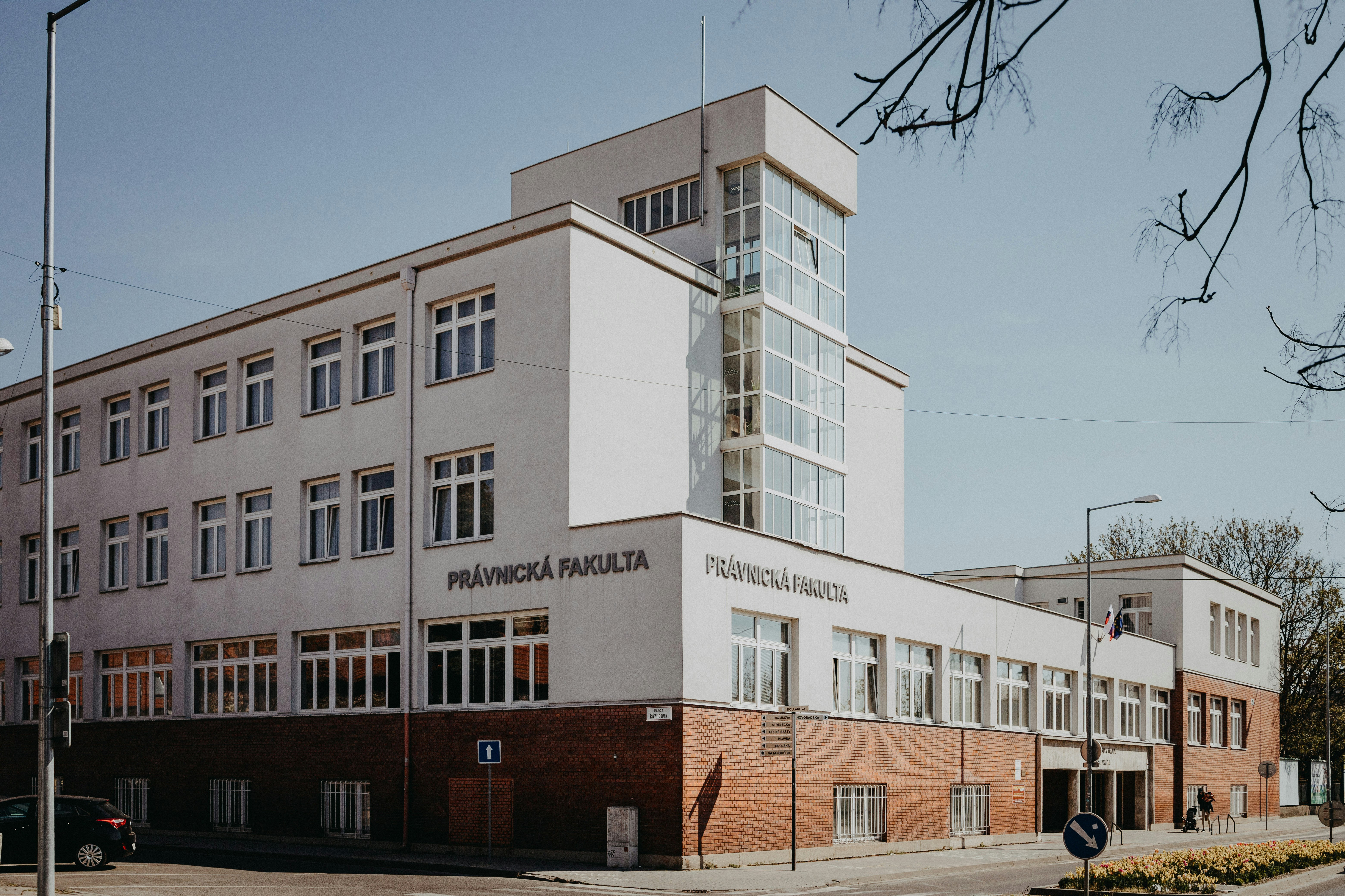 Edificio de hormigón blanco y marrón bajo el cielo azul durante el día