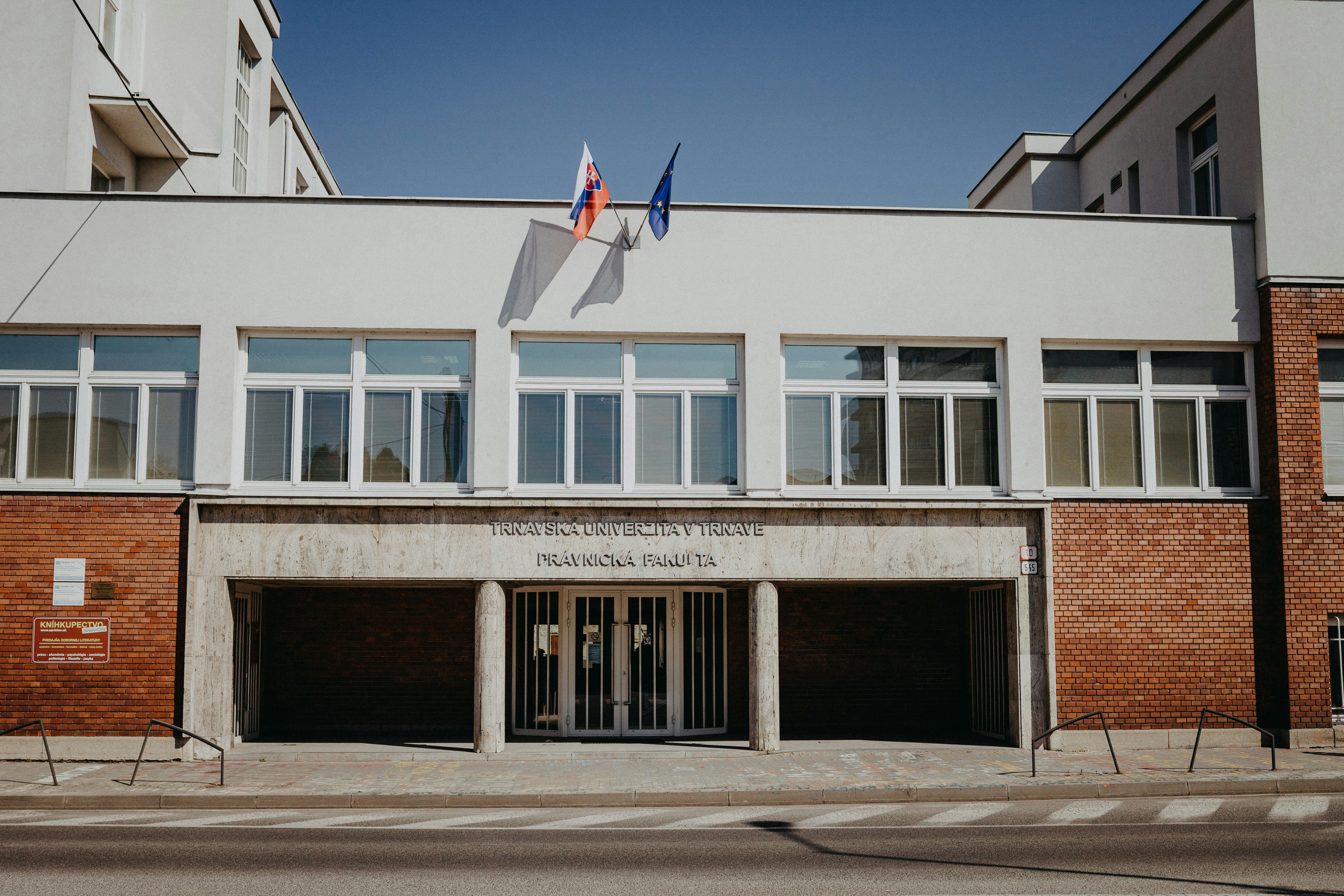 Edificio de hormigón blanco y marrón bajo el cielo azul durante el día