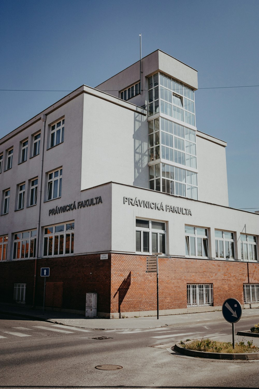 edificio in cemento marrone e bianco sotto il cielo blu durante il giorno