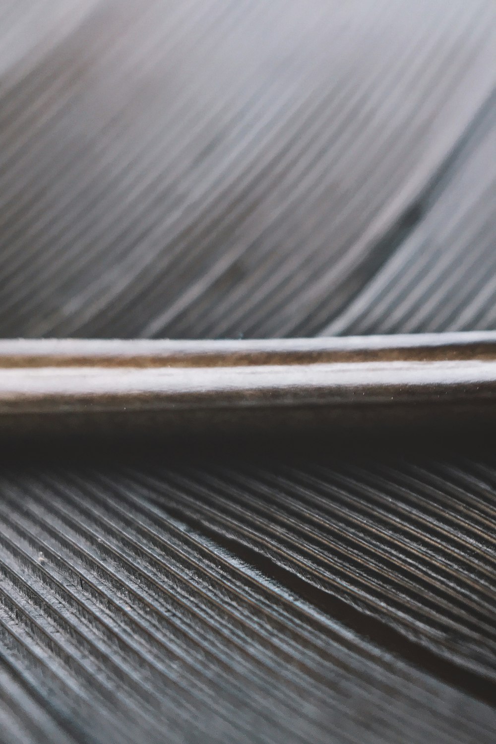 vara de madeira marrom na mesa de madeira marrom