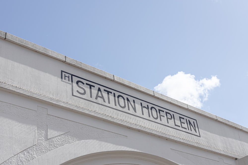 a sign on the side of a building that says station hope inn
