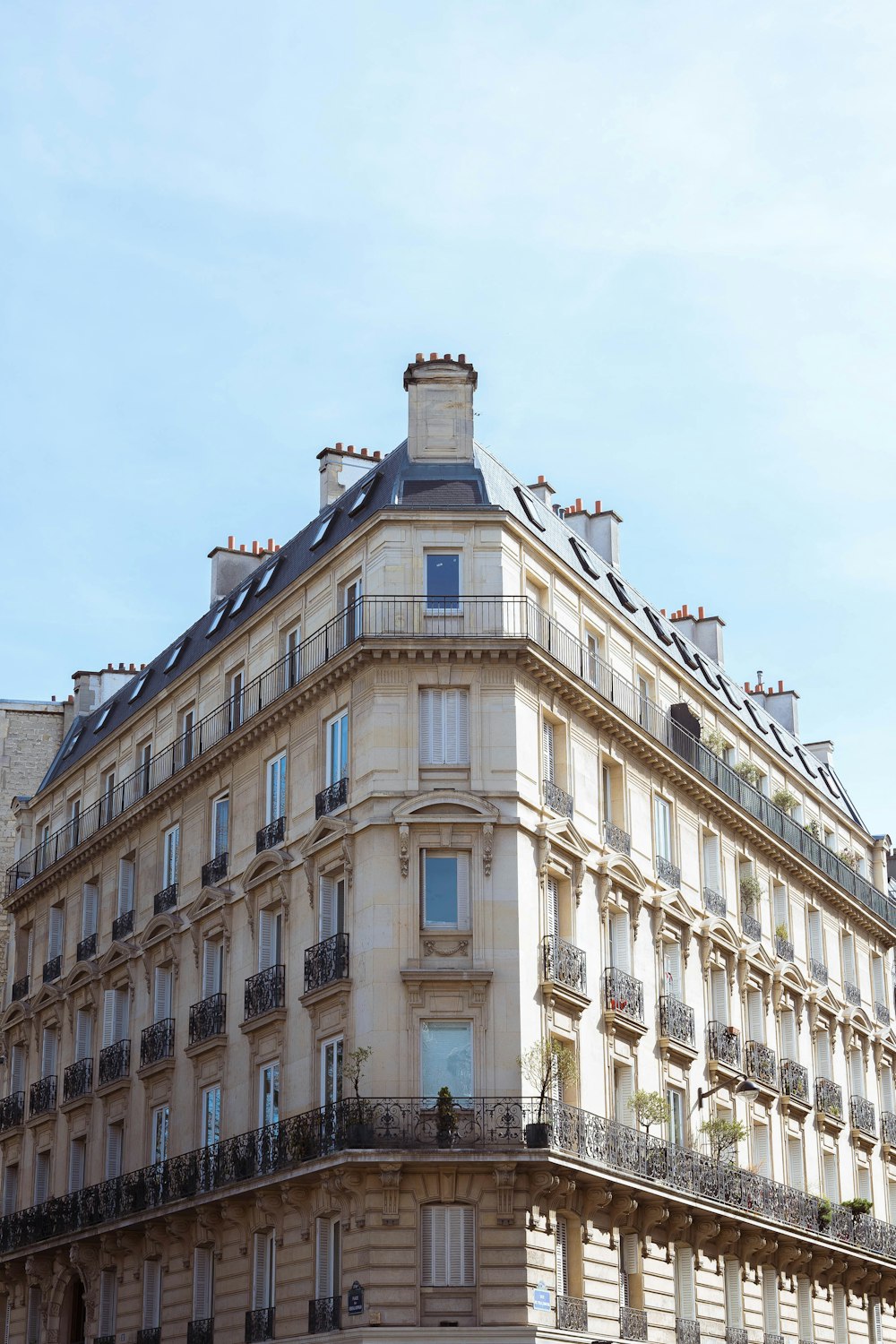 Bâtiment en béton blanc sous le ciel bleu pendant la journée