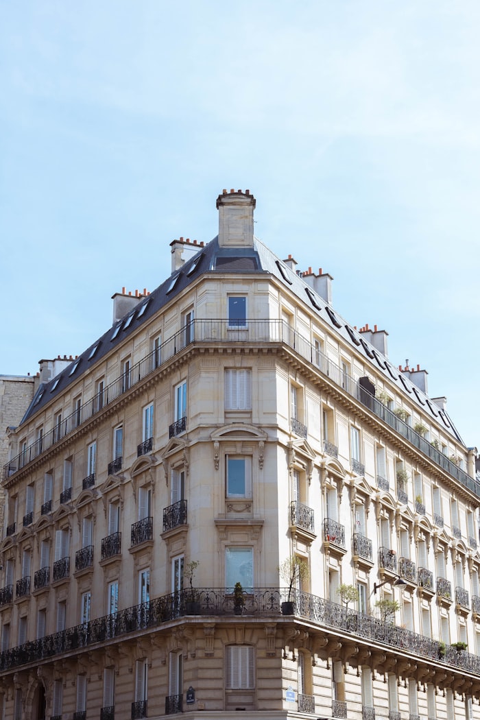 Façade d’un immeuble de logements sous un ciel dégagé