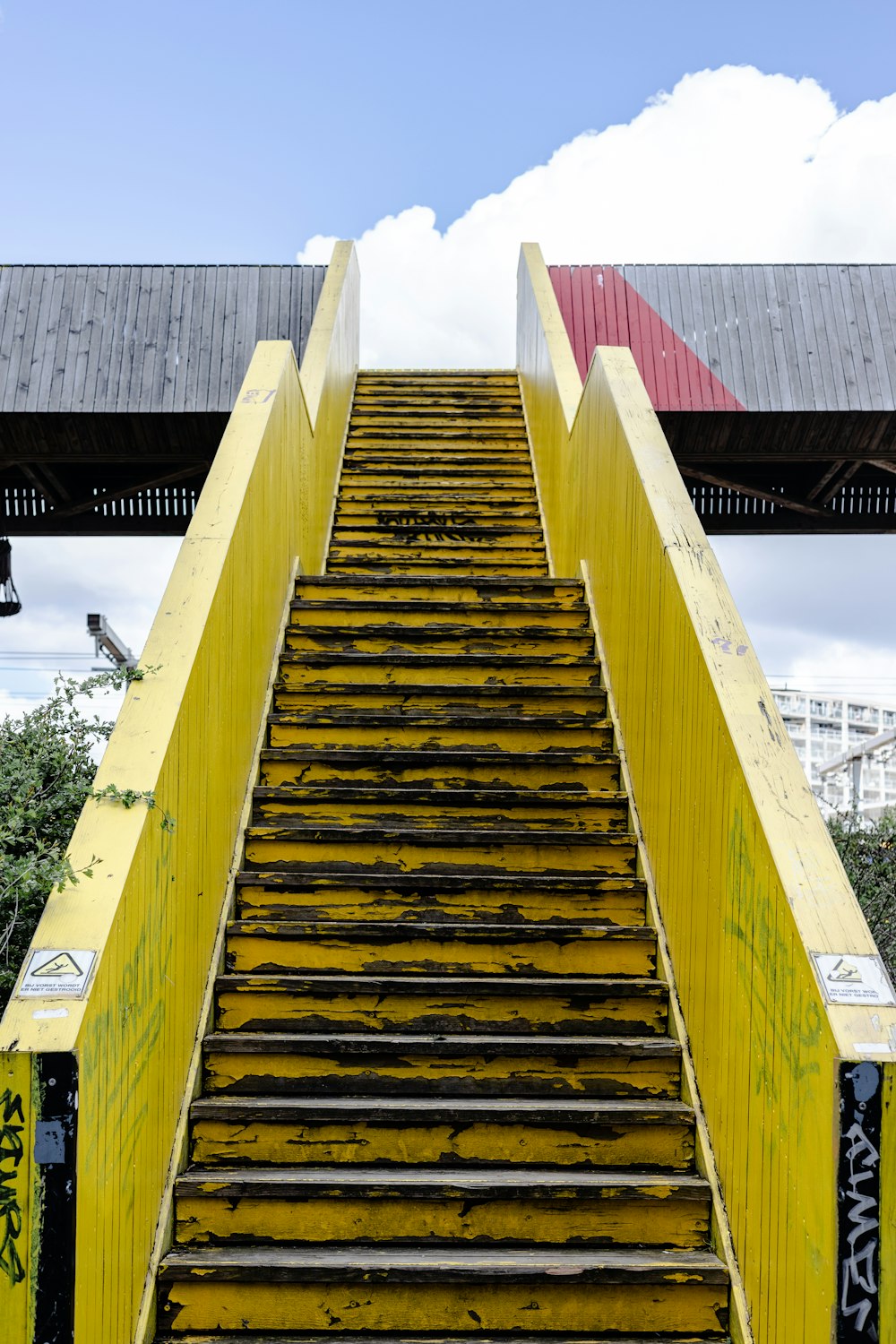 braune Holztreppe in der Nähe von grünem Gras tagsüber