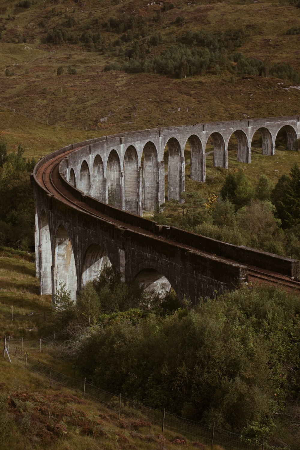 braune und graue Betonbrücke