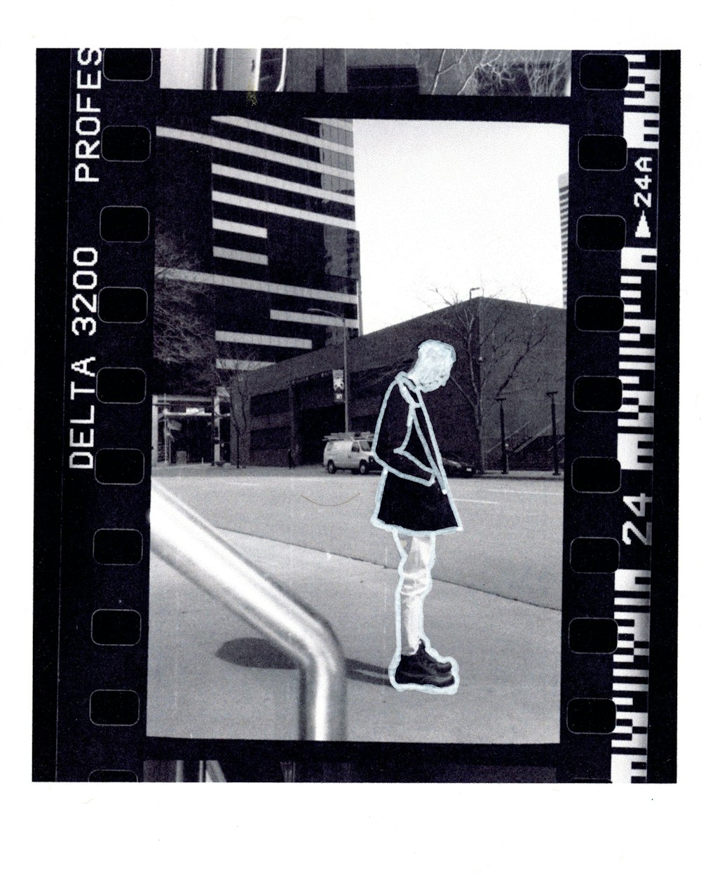 donna in abito bianco e nero che cammina sul marciapiede durante il giorno