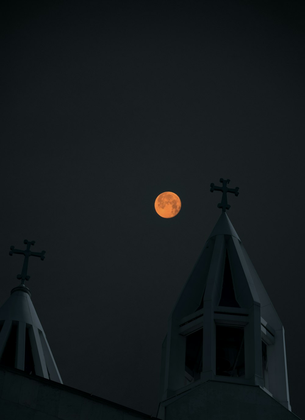 Cruz blanca en la parte superior del edificio durante la noche