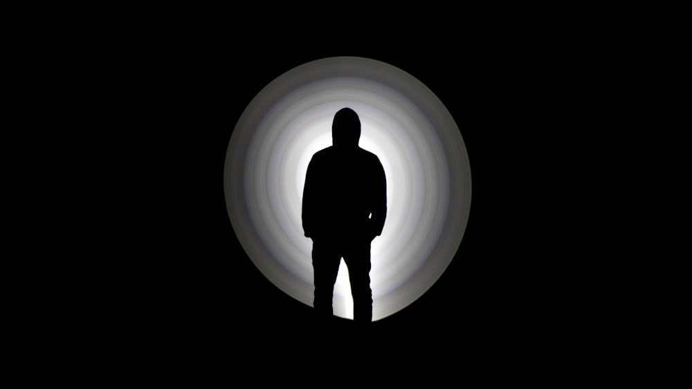 Silhouette eines Mannes, der auf einem Tunnel steht