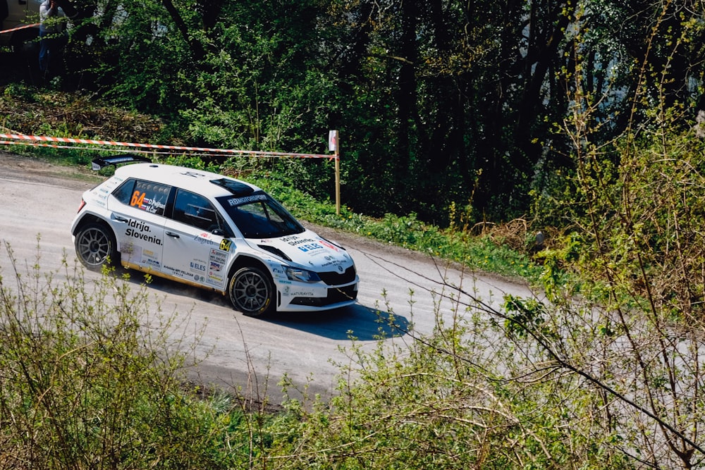 Coche blanco y azul en carretera