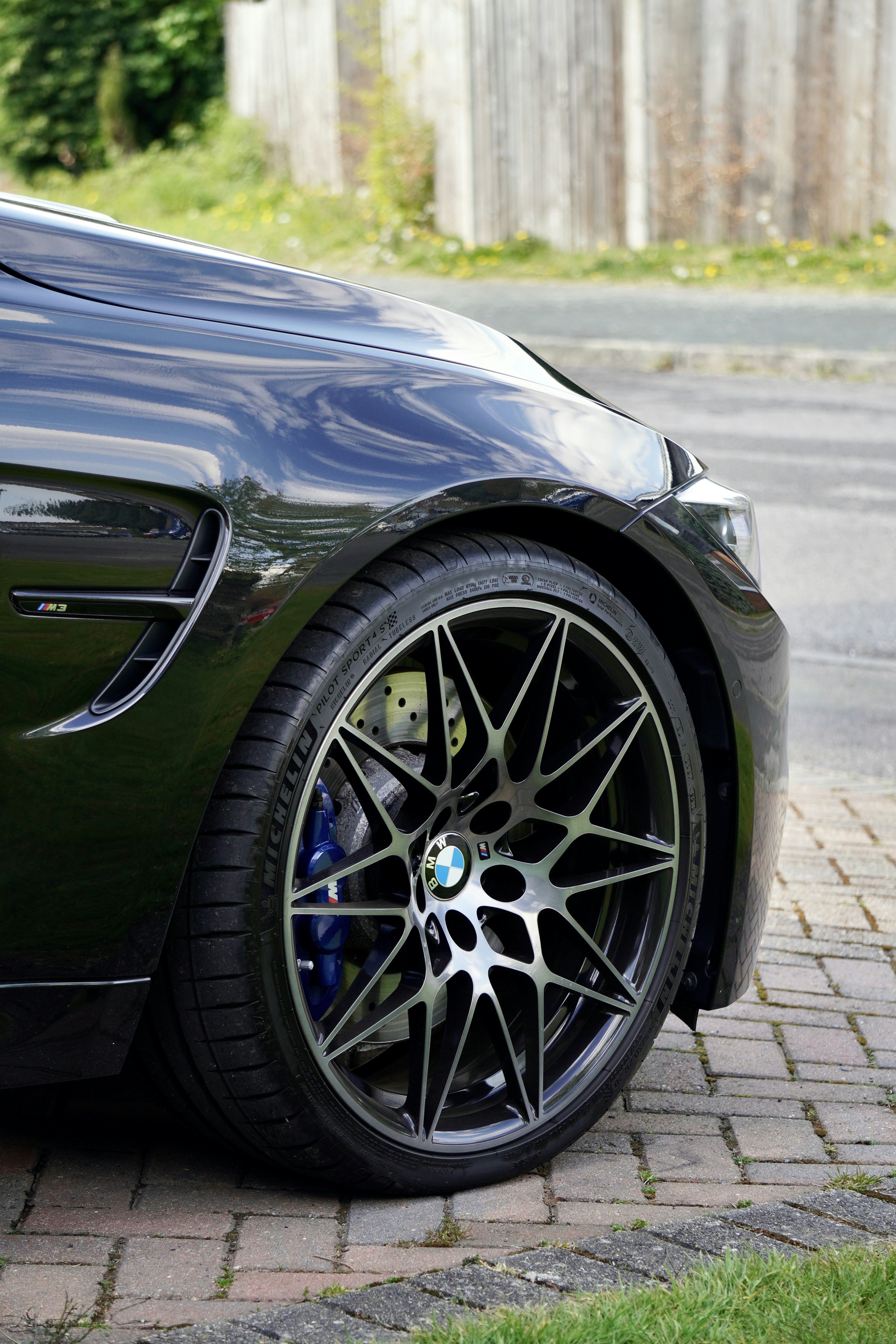 青と黒のホイールが付いた黒い車の写真 Unsplashで見つけるbmw M3の無料写真