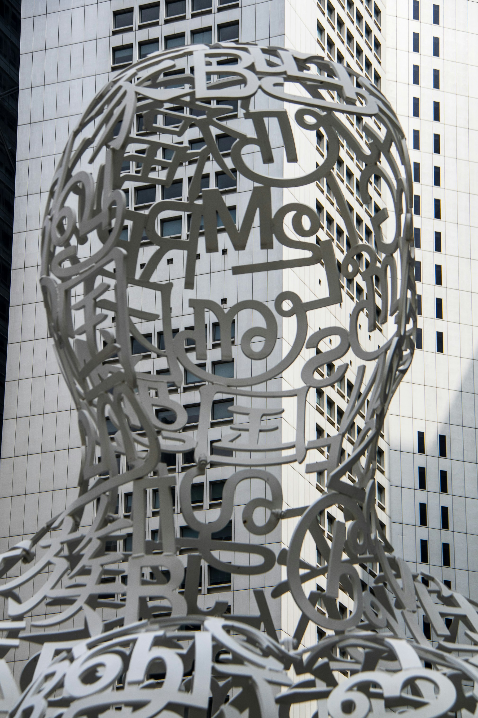 Bâtiment en verre blanc et noir