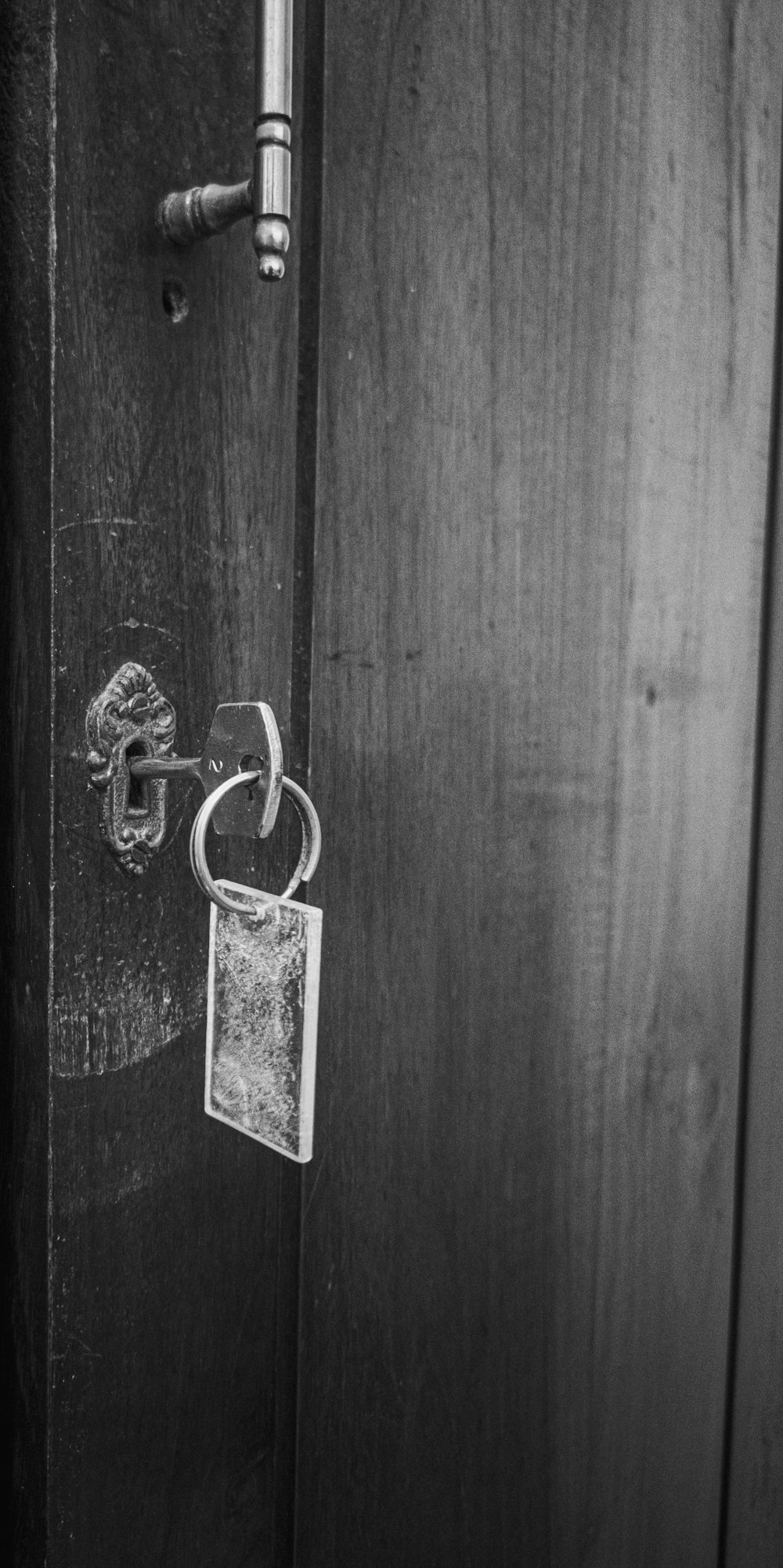나무 문에 회색 자물쇠