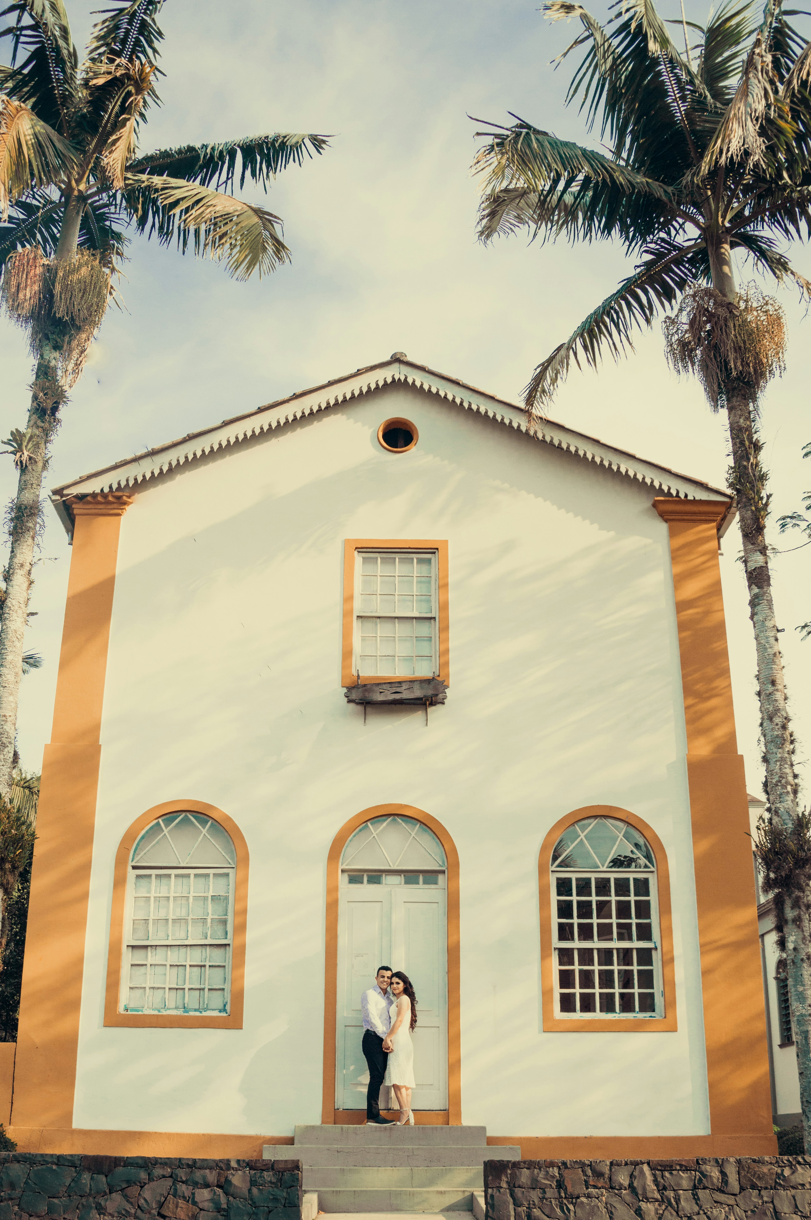 edifício de concreto bege com porta de madeira branca