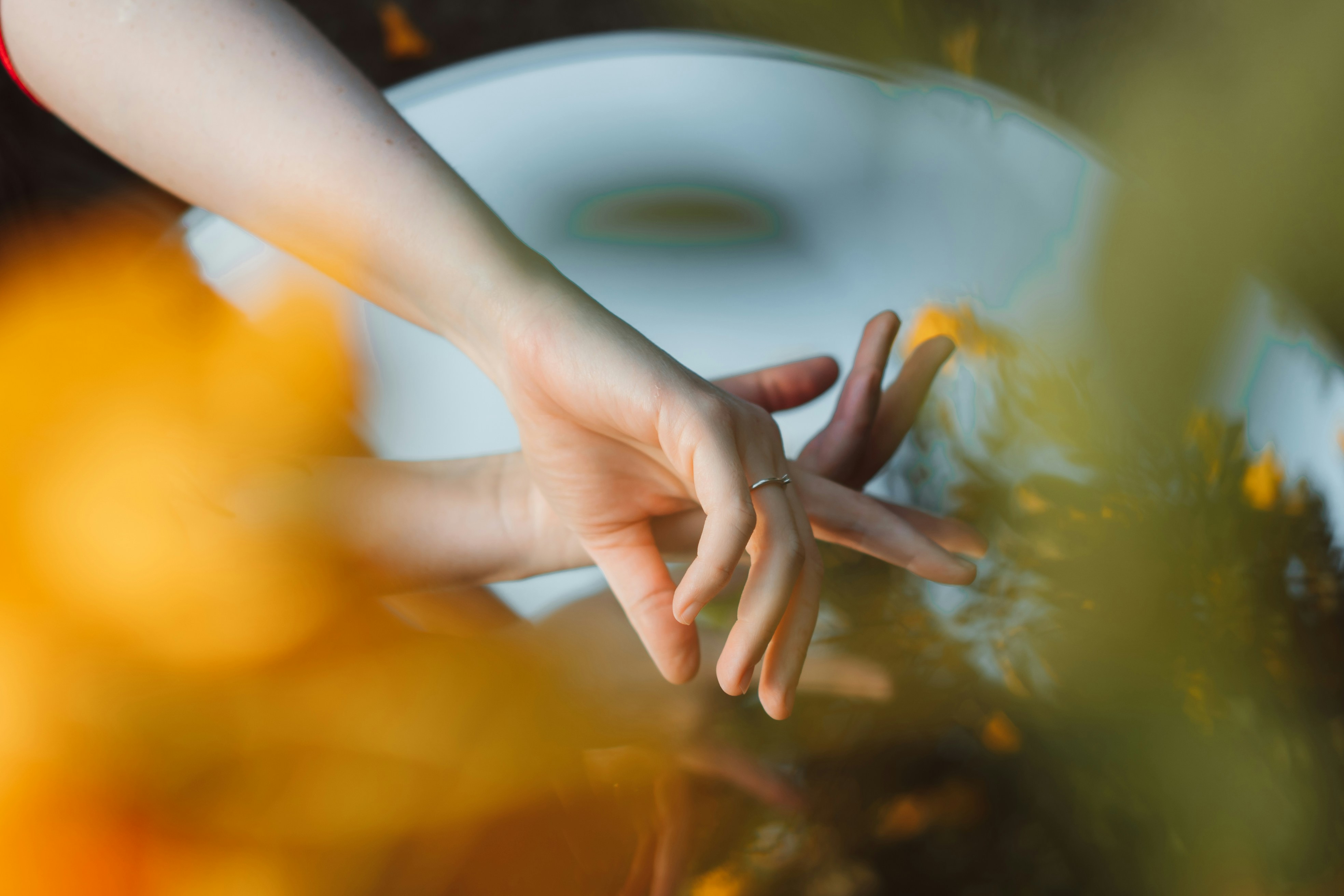 Personen Hand auf Glas
