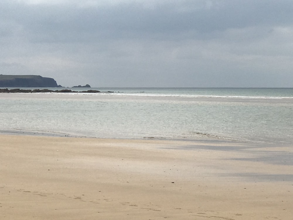 Les vagues de la mer s’écrasent sur le rivage pendant la journée