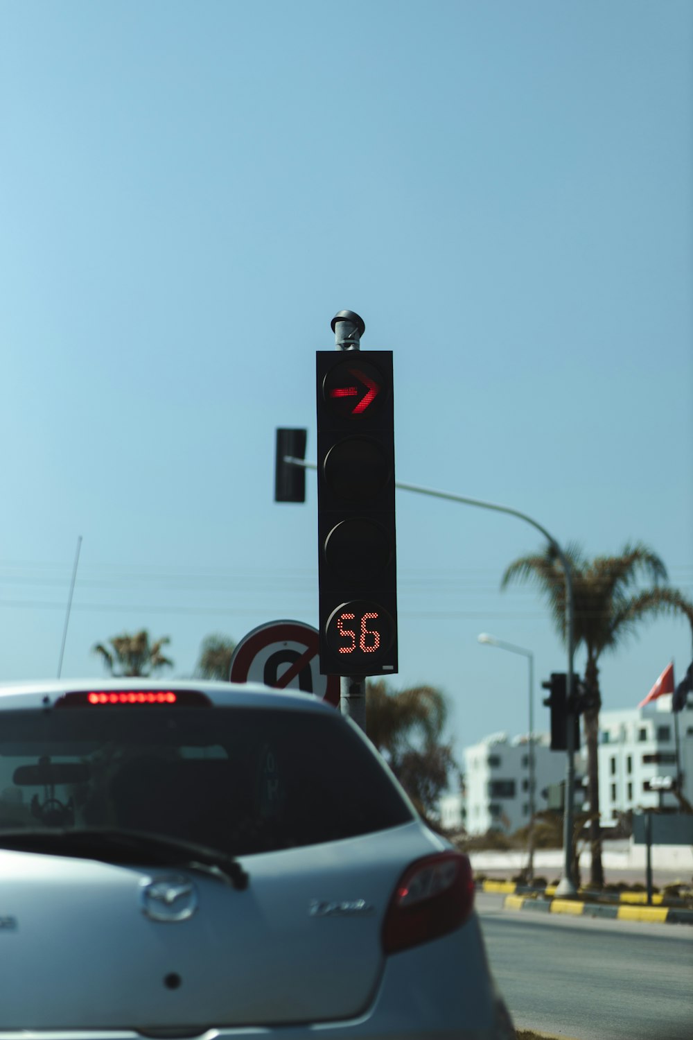 black and red traffic light