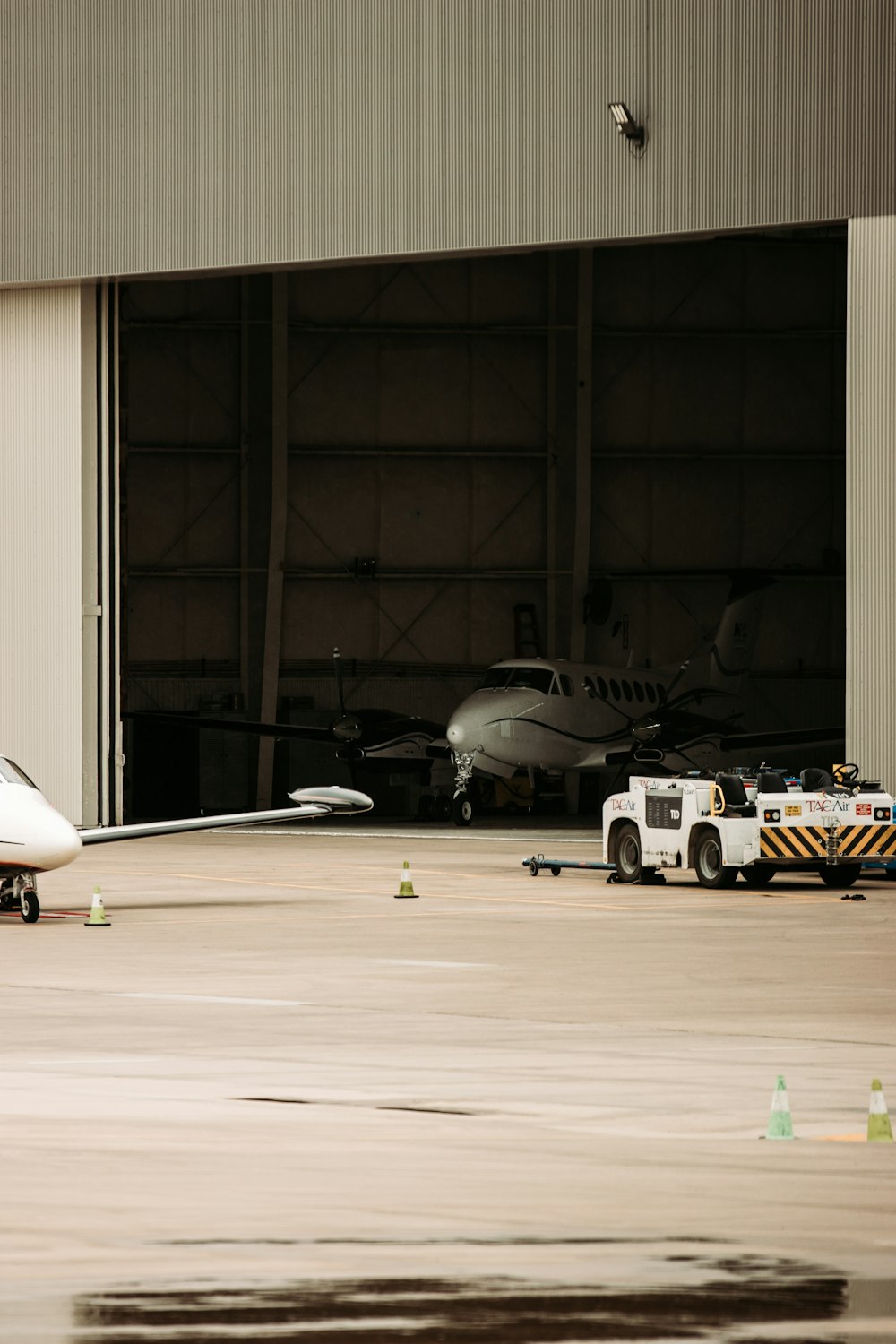 avião branco em um aeroporto