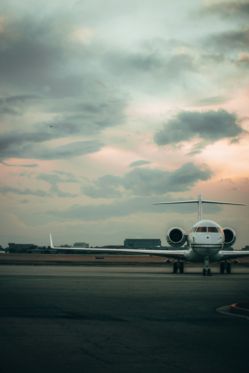 Weißes Flugzeug tagsüber am Flughafen