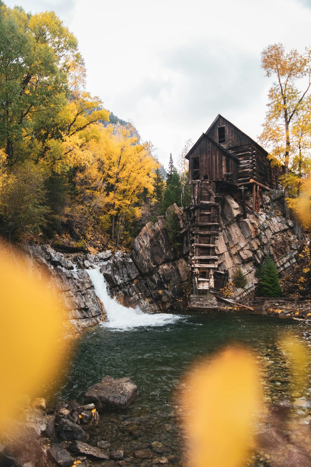 Casa de madera marrón cerca del río