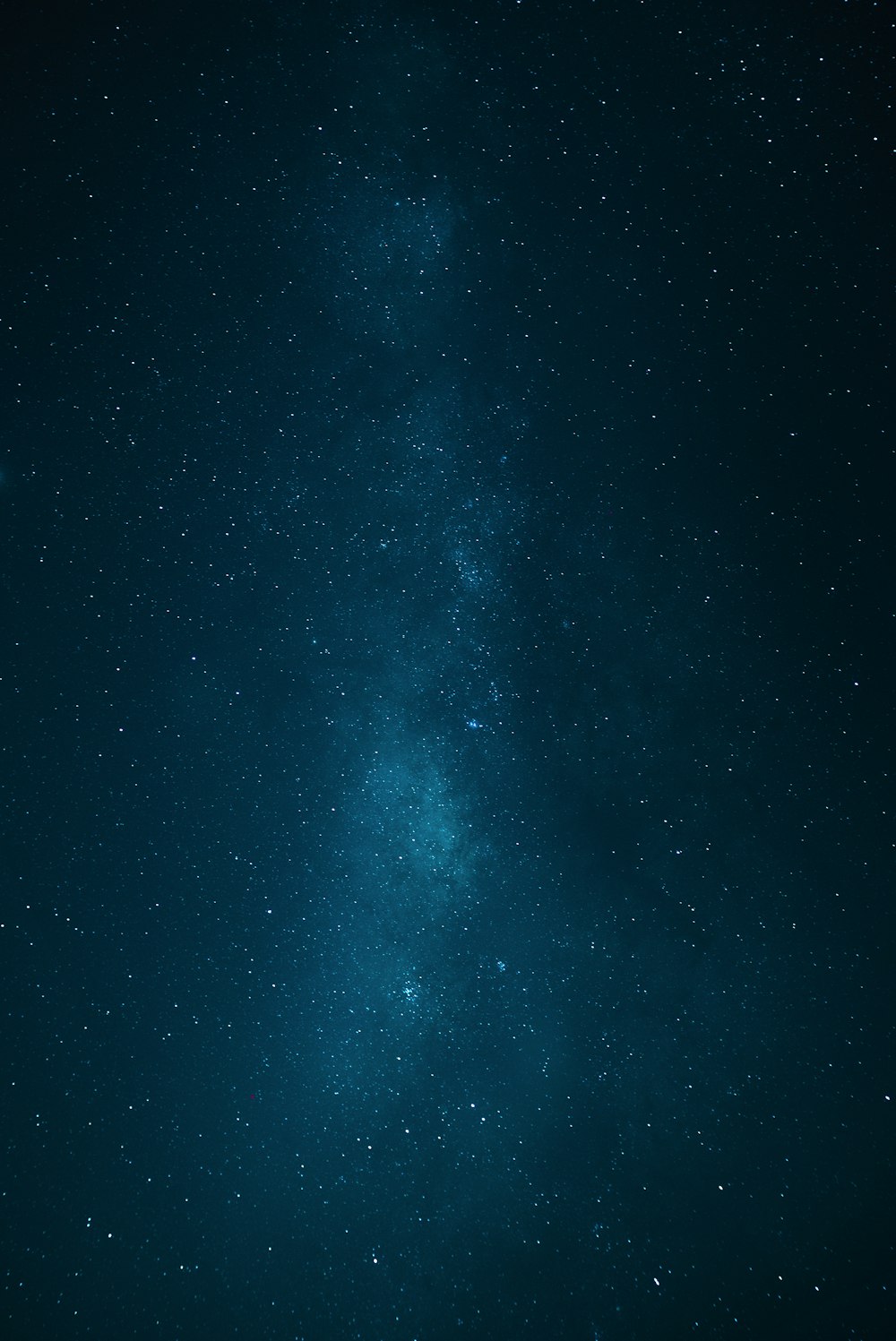 Cielo azul con estrellas durante la noche