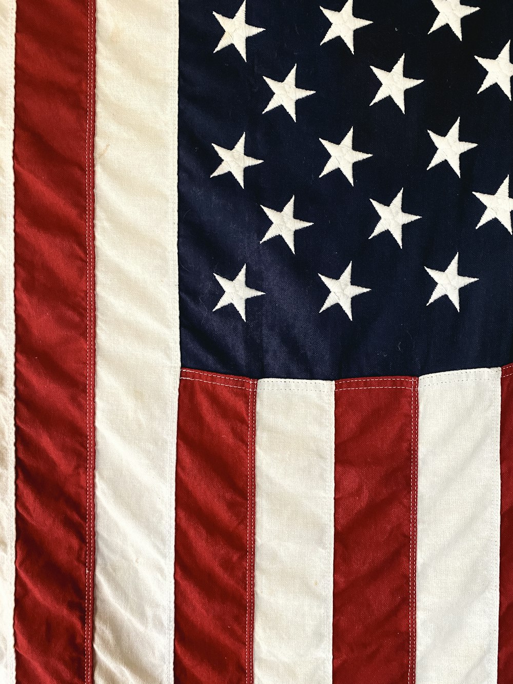 Una bandera de EE.UU. en textil rojo