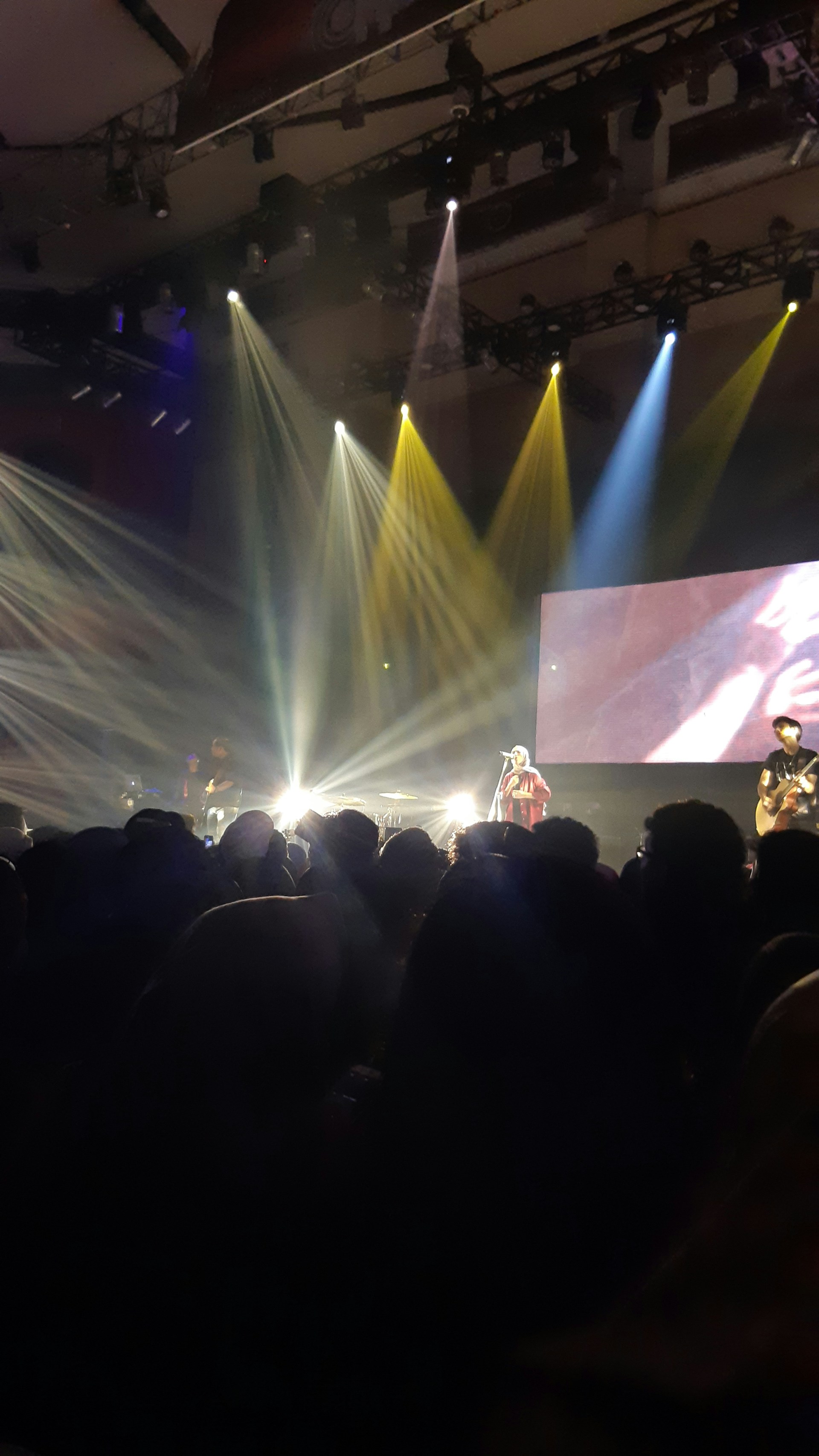 gray computer monitor