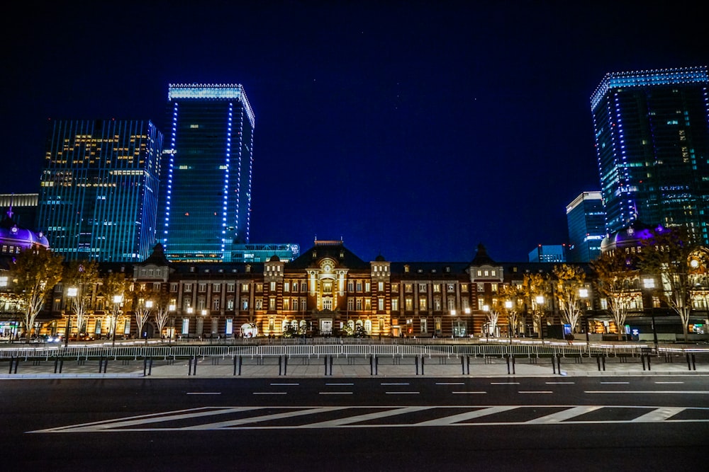 夜間のライトアップされた街の建物