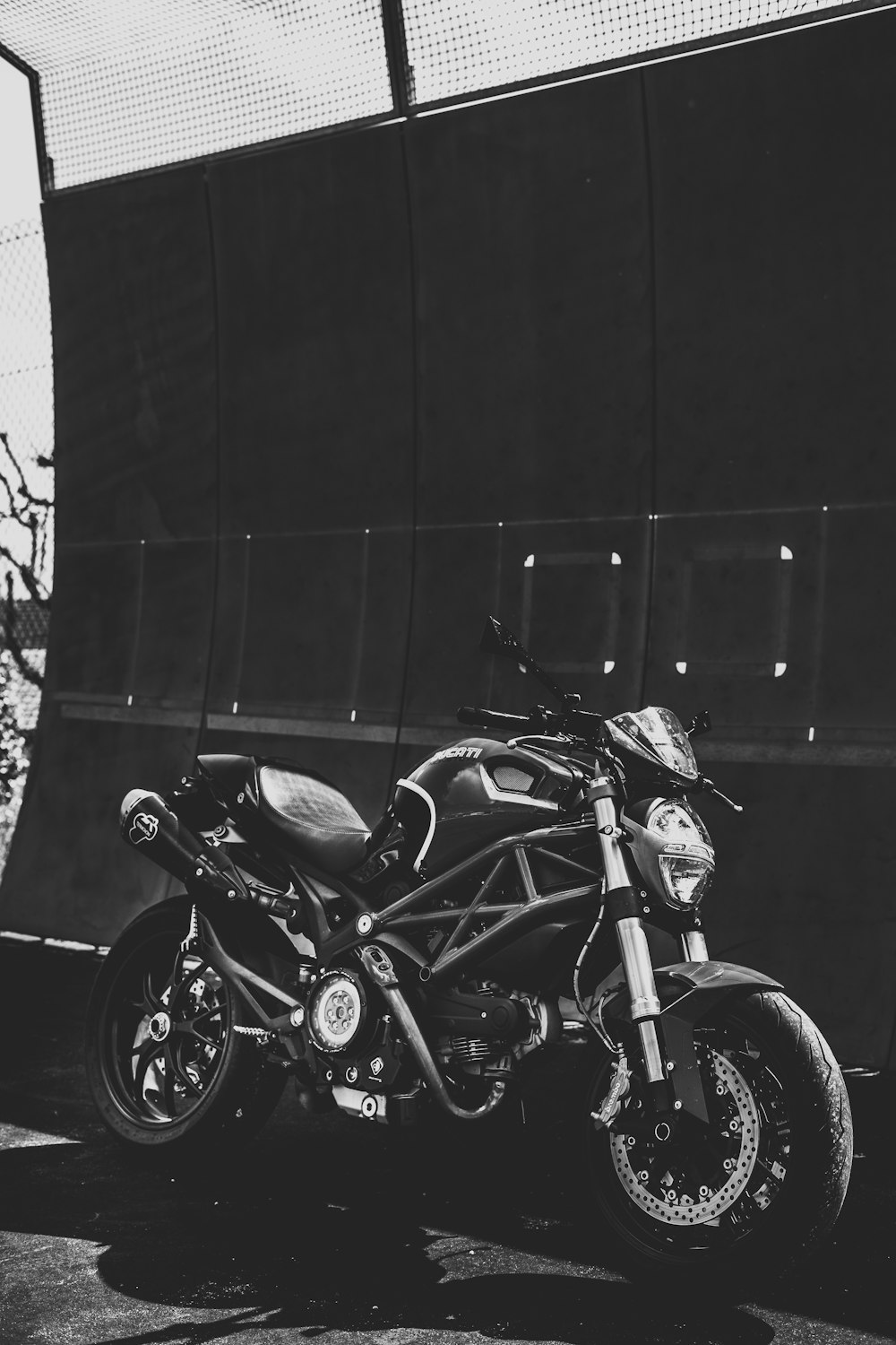 검은 오토바이의 그레이스케일 사진