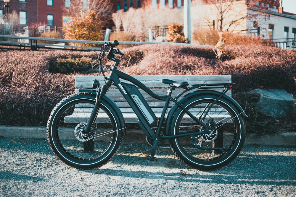 Bicicleta de cercanías negra en suelo cubierto de nieve durante el día