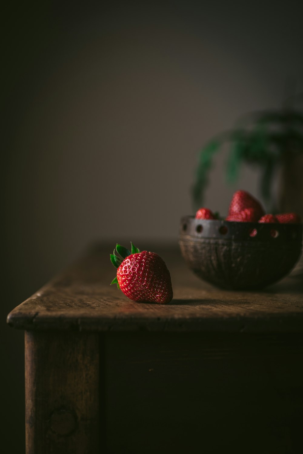 rote Erdbeeren auf braunem Holztisch