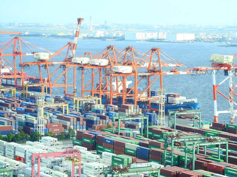 cargo bleu et rouge sur la mer pendant la journée