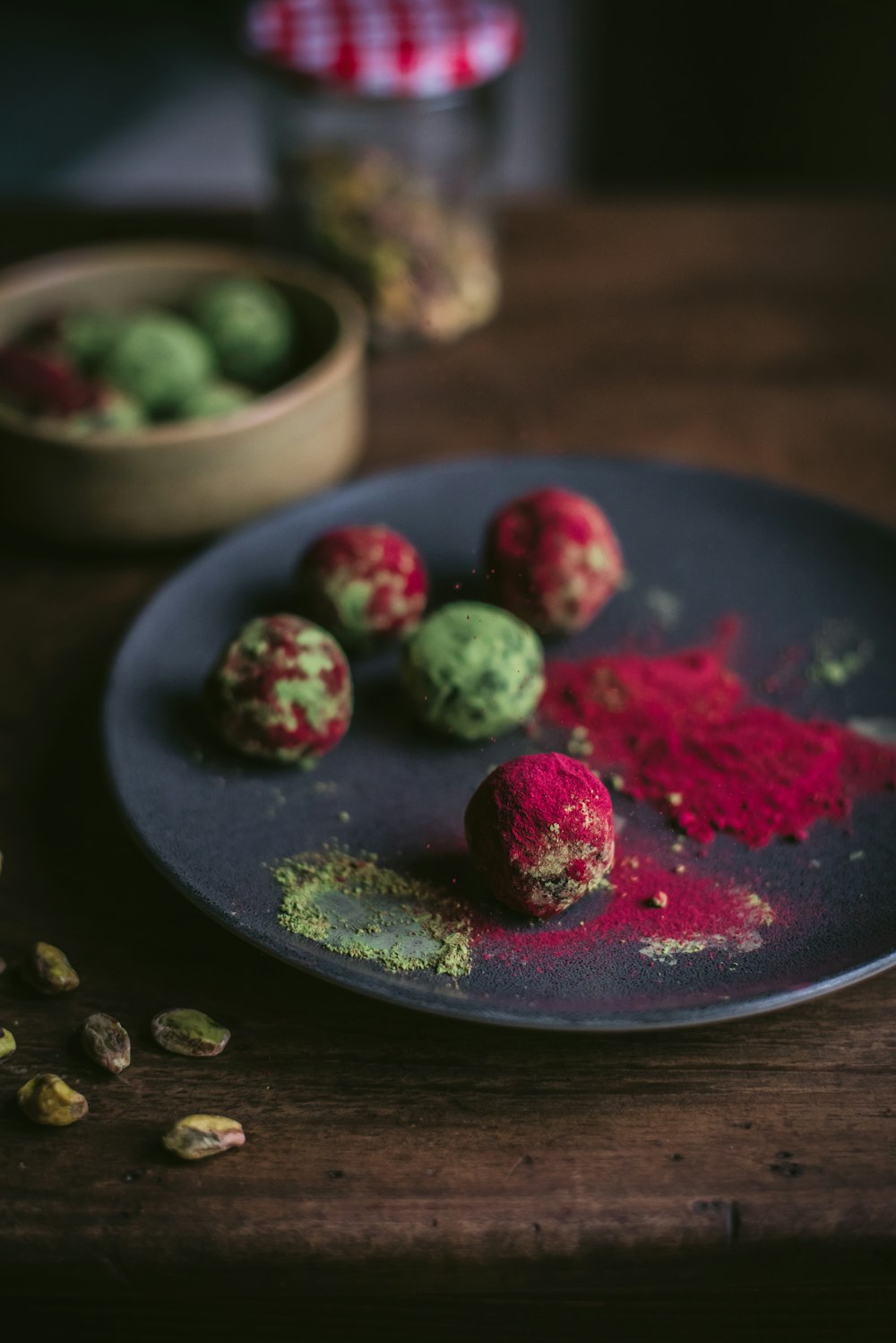 fruits verts et rouges sur plaque en céramique bleue